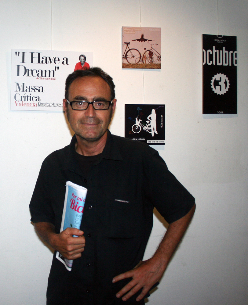 Fernando Mafé, en Café Ubik, que actualmente expone sus carteles para Massa Crítica.