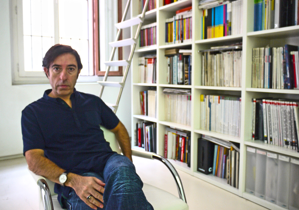 Carlos Tíscar, en su estudio en un momento de la entrevista. Foto: T.G.
