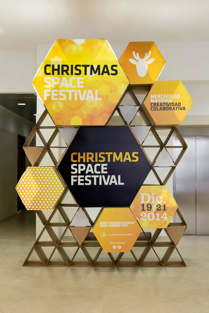 Cartel del Christmas space Festival montado sobre Triplo, soporte creado por estudio Samaruc.