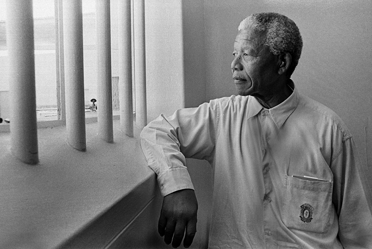 Nelson Mandela, fotografiado en su celda por Jürgen Schadeberg