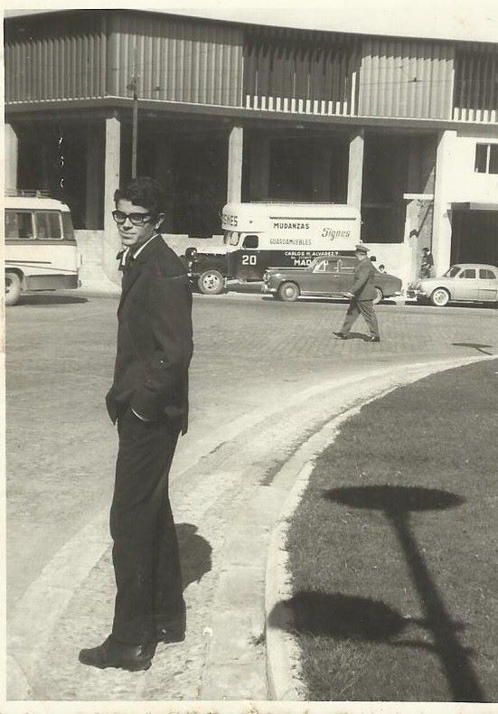 Gassent, frente a la nueva sede de agencia Alas, en Plaza Porta de la Mar (1966). Fotografía de Santiago Royo.