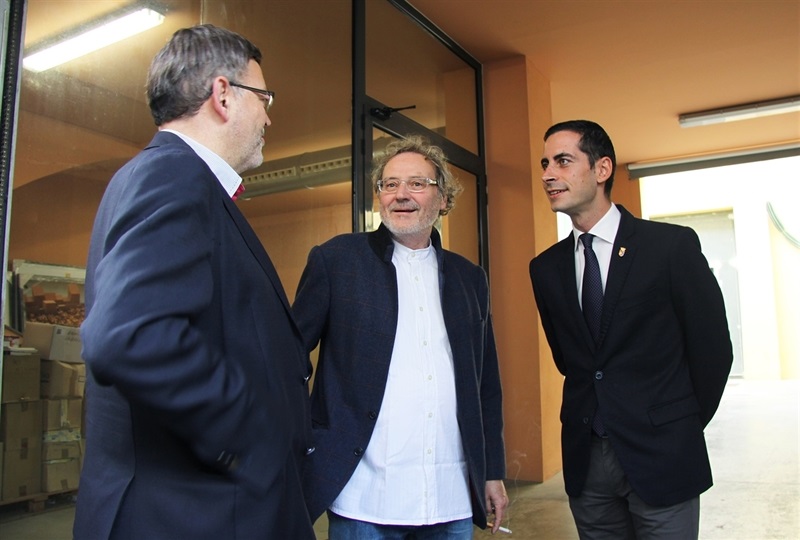 Miquel Navarro, junto con Ximo Puig, President de la Generalitat Valenciana y Carlos Fernández Bielsa, Alcalde de Mislata, durante una visita institucional al taller del artista.