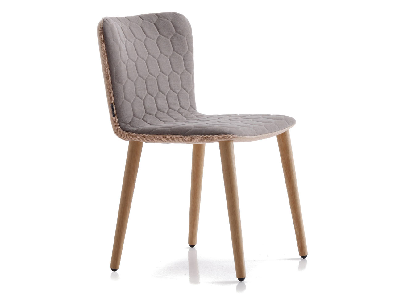 Tea: silla ligera con patas en madera de roble y asiento esponjoso diseñada por EstudiHac para Sancal.