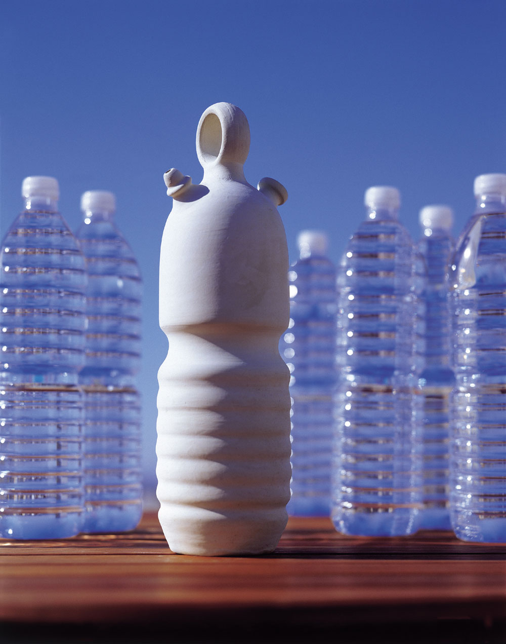 La Siesta: Icónico diseño producido por La Mediterránea que fusiona botella y botijo.