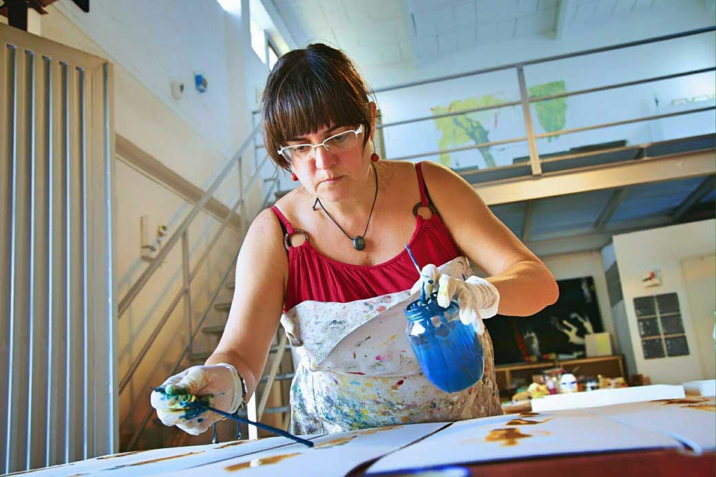 Anna Roig treballant en el cartell de Trobades al seu taller de Paterna (l'Horta)