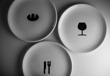 Sanserif se sienta a la mesa: diseño sobre platos de cerámica artesanal