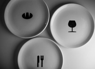 Sanserif se sienta a la mesa: diseño sobre platos de cerámica artesanal