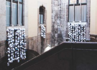Empaperart adelanta la Navidad en el Palau de la Generalitat