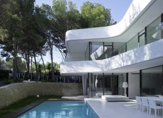 RGB Arquitectos: una curva en el paisaje