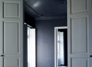 Toni Salinas, espacio en azules