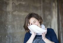 «Humana»: Susana Gutiérrez reflexiona en porcelana sobre el cuerpo femenino