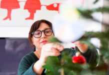 Lina Vila viste el árbol de Navidad de Seridom