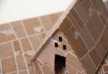 Carlos Tíscar y Virginia Lorente construyen una barraca de premio