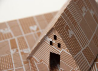 Carlos Tíscar y Virginia Lorente construyen una barraca de premio