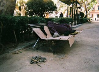 «Callejeros»: la fotografia de Paco Sanz dignifica les persones sense llar