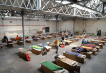 Humanitaria diseña una cama de cartón para emergencias que se monta en cinco segundos