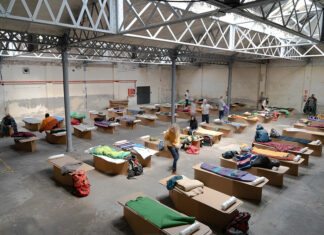 Humanitaria diseña una cama de cartón para emergencias que se monta en cinco segundos